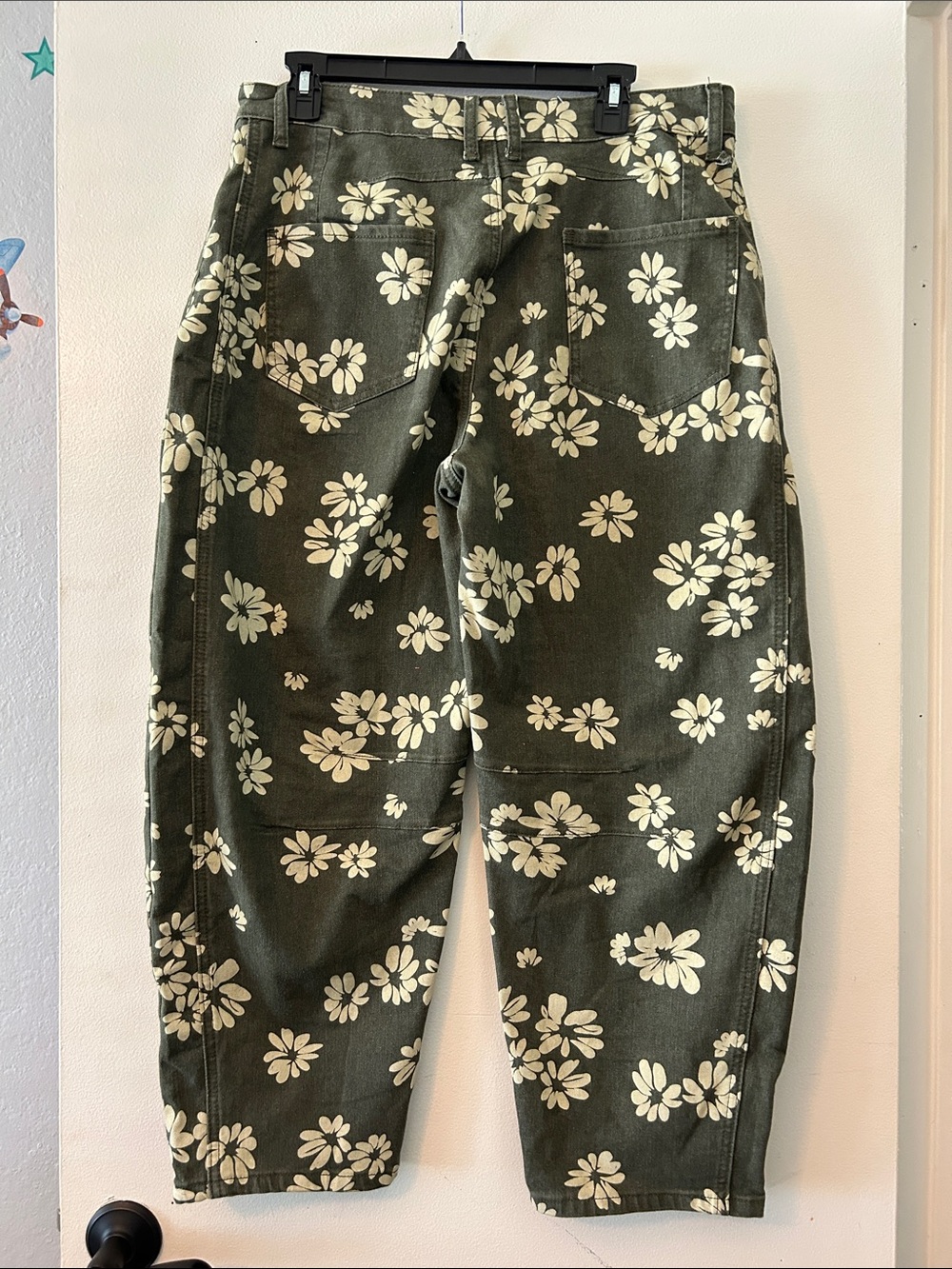 Green Floral Print Tapered Pants - Picture 2 of 3